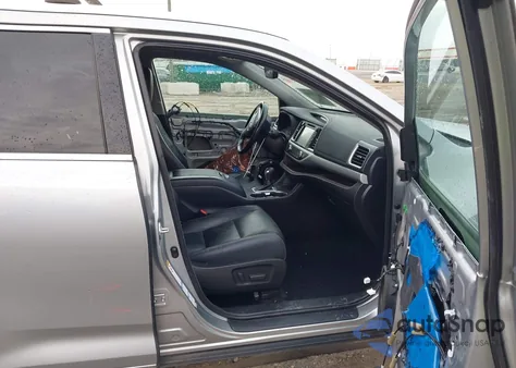 2018 Toyota Highlander Xle из США, поврежденный, VIN 5TDJZRFHXJS843200